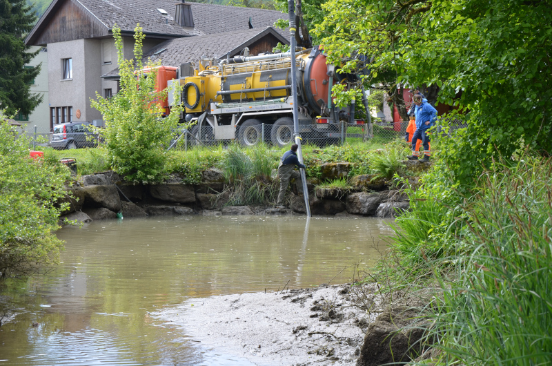 Sauggerät pumpt Schlamm aus dem Weiher