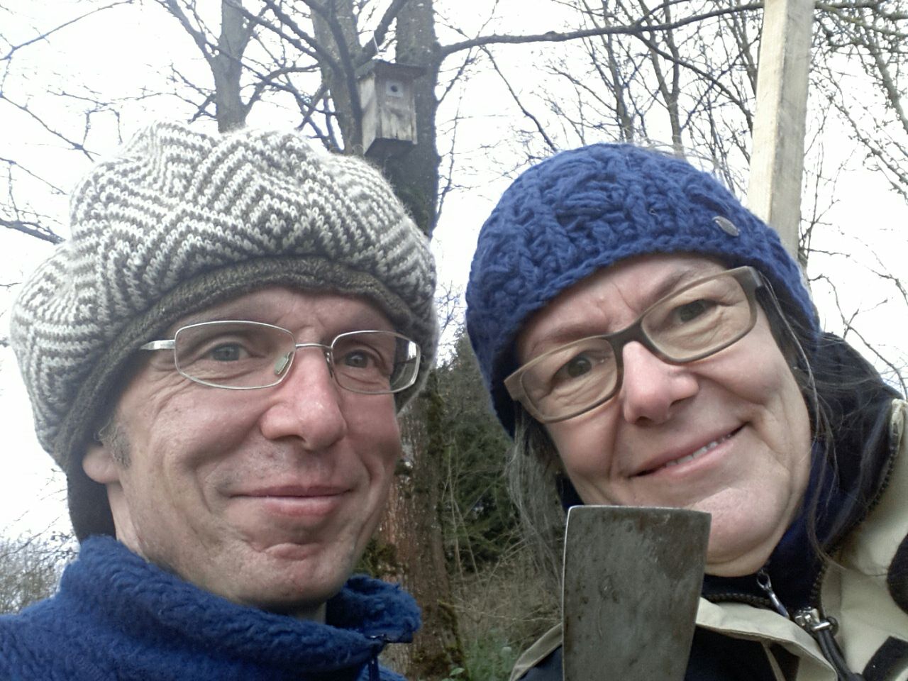 Giraldo und Monika nach der Nistkastenreinigung