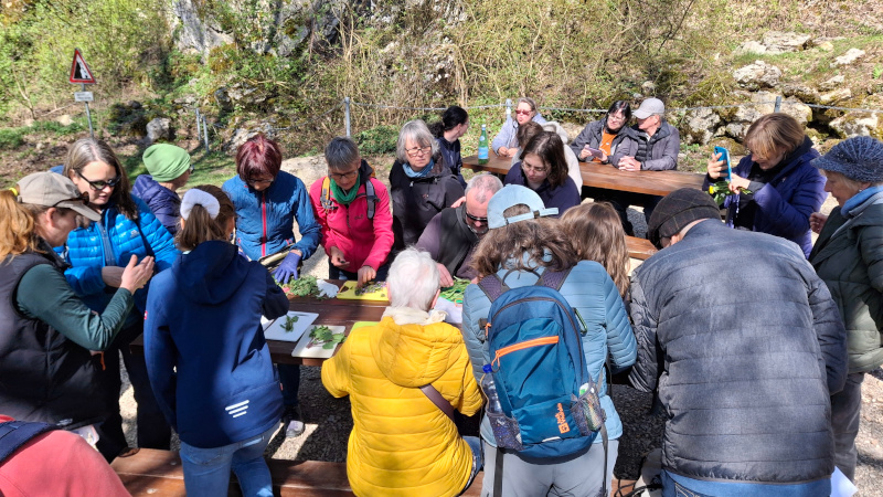 Impression von der Zubereitung der gesammelten Wildpflanzen